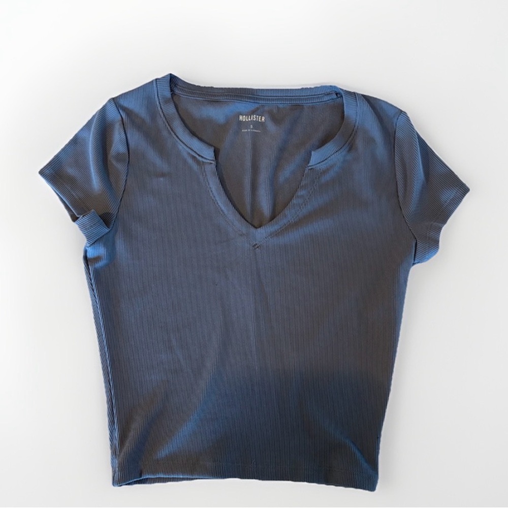 Hollister Women's Blue Basic V-Neck Soft Crop Top Small Excellent condition